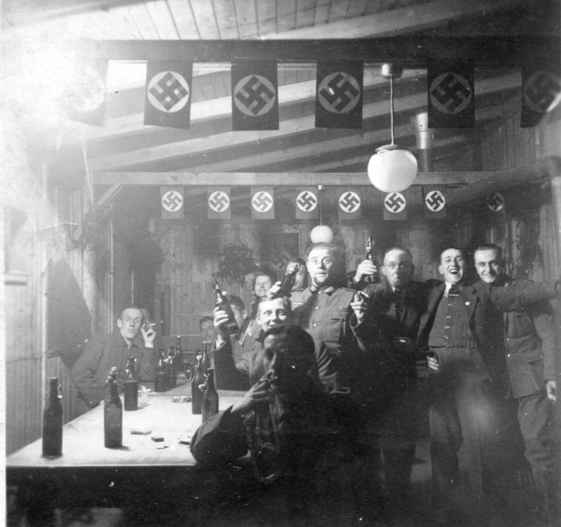 "Parteigenossen" beim Feiern, ca. 1935-42
