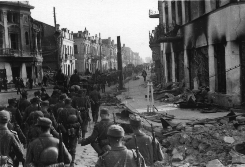 Truppen in zerstörter Stadt, wohl 1944-45