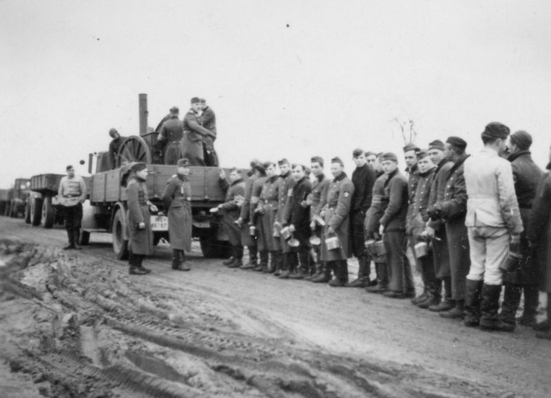 Schlange an der Feldküche, 1940er