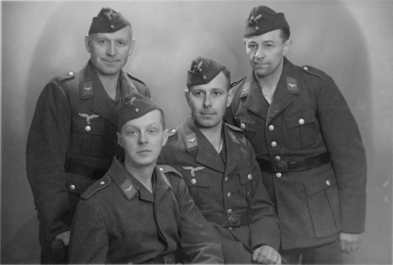 Vier von der Luftwaffe, wohl um 1939-40