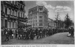 Jeder Soldat bekommt sein Paketchen, 1915