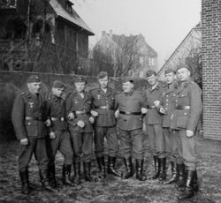 Acht von der Luftwaffe, wohl bei Dorsten um 1942-45