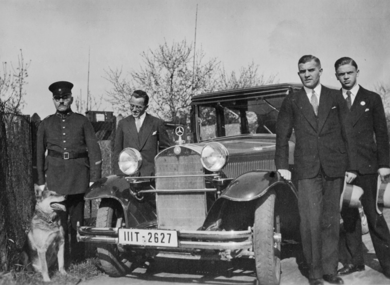 Herrenrunde mit Hund am Mercedes, 1930er