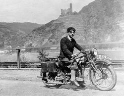 Ardie-Motorrad mit Fahrer am Rhein bei St. Goar, um 1930
