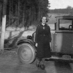 Lachend neben dem Auto, ca. 1932-34