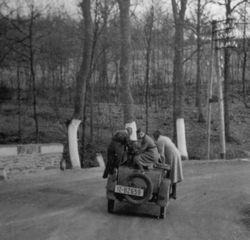 Junge Frauen beim Kabrioausflug um 1930