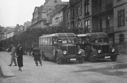 Zwei Reisebusse in Stadt am Mittelrhein, 1930er