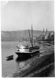 Motorsegelschiff am Rheinufer vor Boppard, um 1928