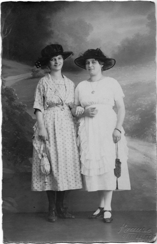 2 Damen St. Ingbert (Saar), wohl um 1910