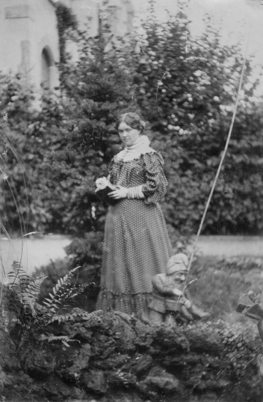 Frau mit Buch und Gartenzwerg, 1905