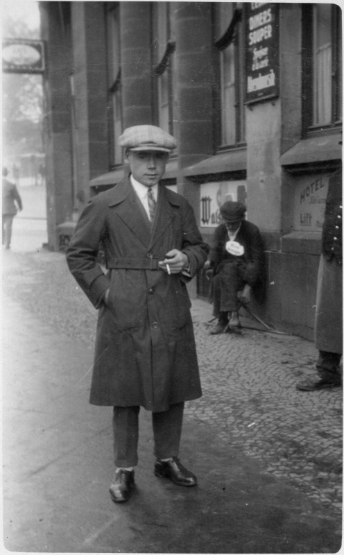 Junger Mann vor älterem Bettler, wohl Saarbrücken 1920er