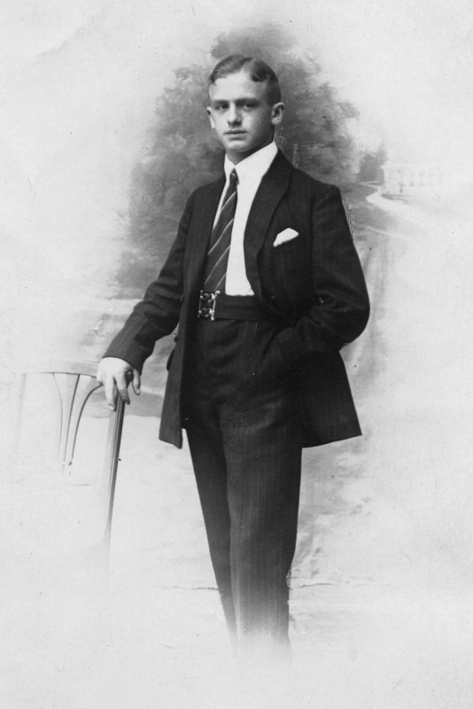 Junger Mann im gestreiften Anzug, 1920er