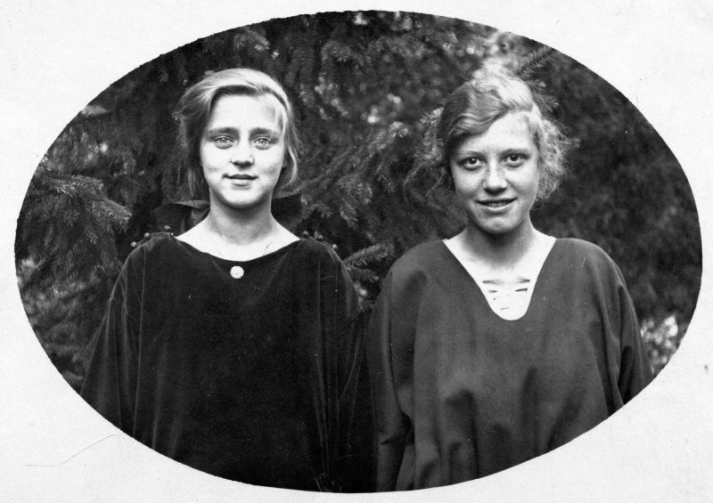 Freundinnen, Neunkirchen (Saar) Anfang 1920er