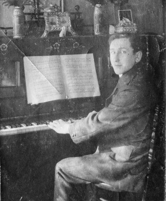 Junger Mann am Klavier, wohl Friedrichsthal (Saar) um 1920