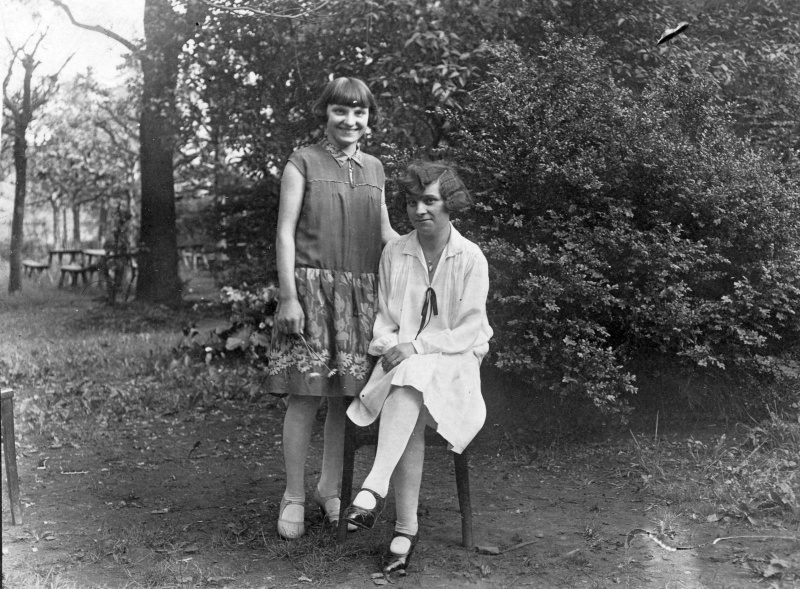 Zwei Frauen im Garten, Raum Saarbrücken August 1929