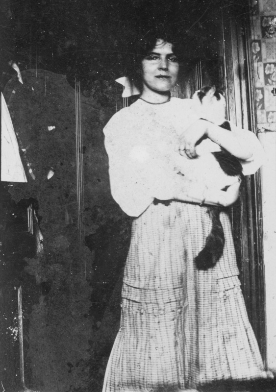 Junge Frau mit Katze, Saarland um 1900