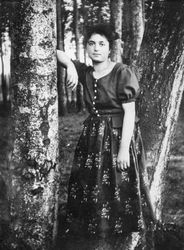 Frau im Bergwald, Sommer 1922