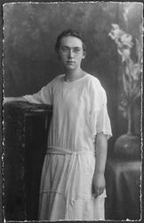 Junge Frau mit Brille, 1924