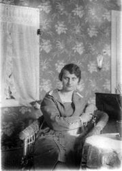 Frau im Korbsessel, Winter 1926