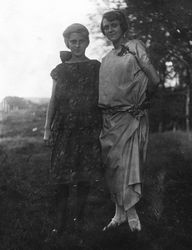 Zwei junge Frauen, Raum Neunkirchen (Saar) 1920er