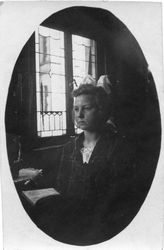 Lesende junge Frau vor Bleiglasfenster, wohl 1920er