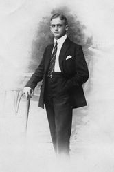 Junger Mann im gestreiften Anzug, 1920er
