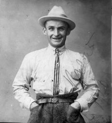 Lächelnder Mann mit Hut, Friedrichsthal (Saar) 1920