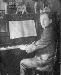 Junger Mann am Klavier, wohl Friedrichsthal (Saar) um 1920