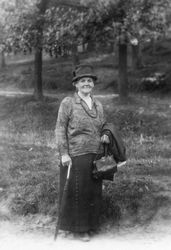 Ältere Frau im Park Nr. 1, wohl Saarland 1920er