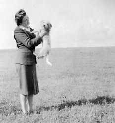 Frau mit kleinem Hund, wohl Saarland 1940er