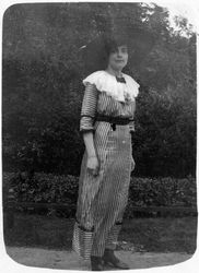 Frau im gestreiften Kleid, wohl Berlin, August 1912