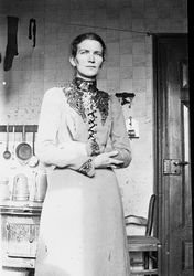 Frau in Küche, Saarland wohl um 1900