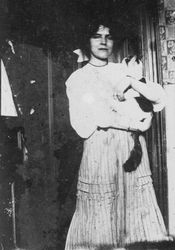 Junge Frau mit Katze, Saarland um 1900