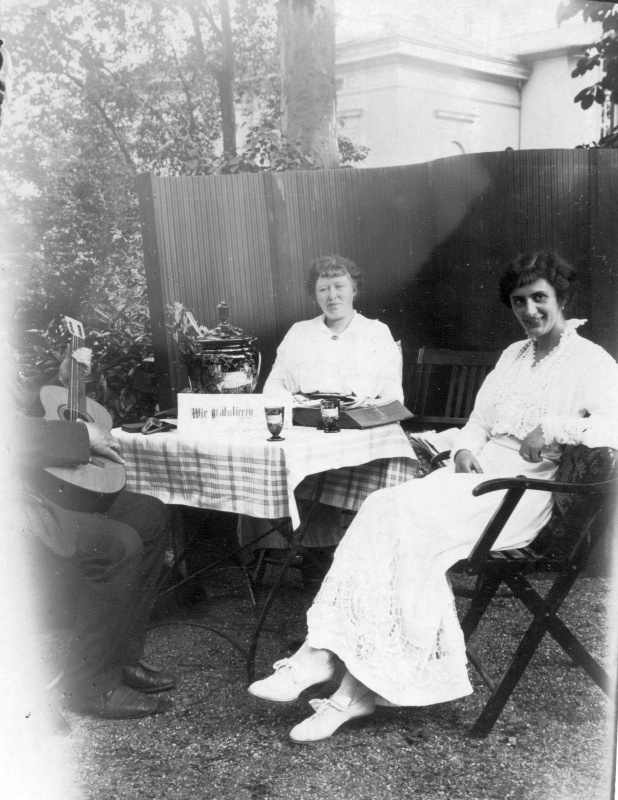 Gitarrenständchen mit Bowle, wohl um 1900-10