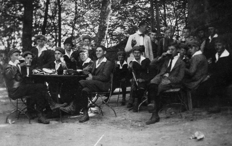 Studentengruppe im Biergarten, 1920er