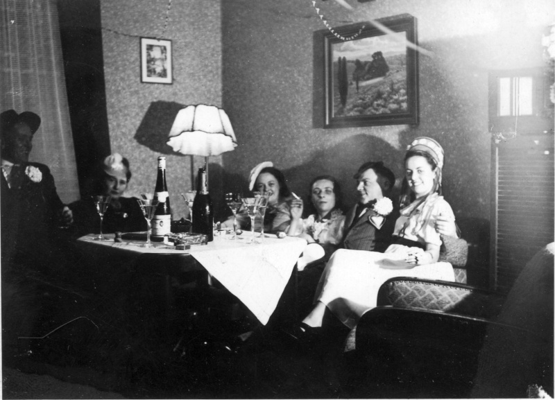 Feier am Wohnzimmertisch, wohl Saarland 1930er