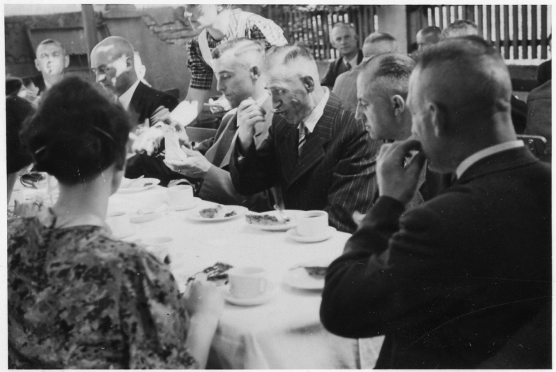 Gasthausterrasse bei Kaffee und Kuchen, 1930er