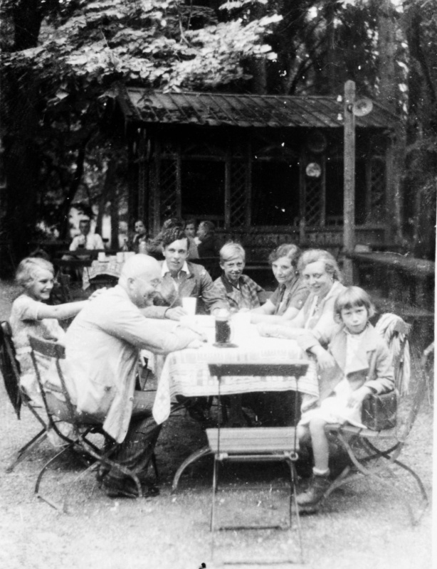 Familie im Biergarten, Saarland um 1930