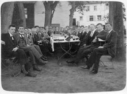 Burschenschaft am Außentisch, Sommer 1917