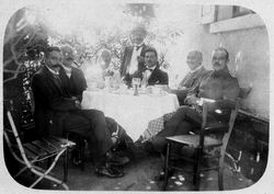 Männer-Kaffeekränzchen auf der Terrasse, wohl 1910er