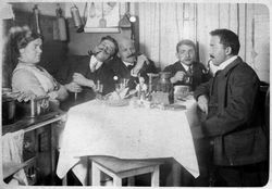 Fünf am Küchentisch, wohl 1910-20er
