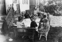 Kaffee und Kuchen im Garten, wohl Saarland um 1930