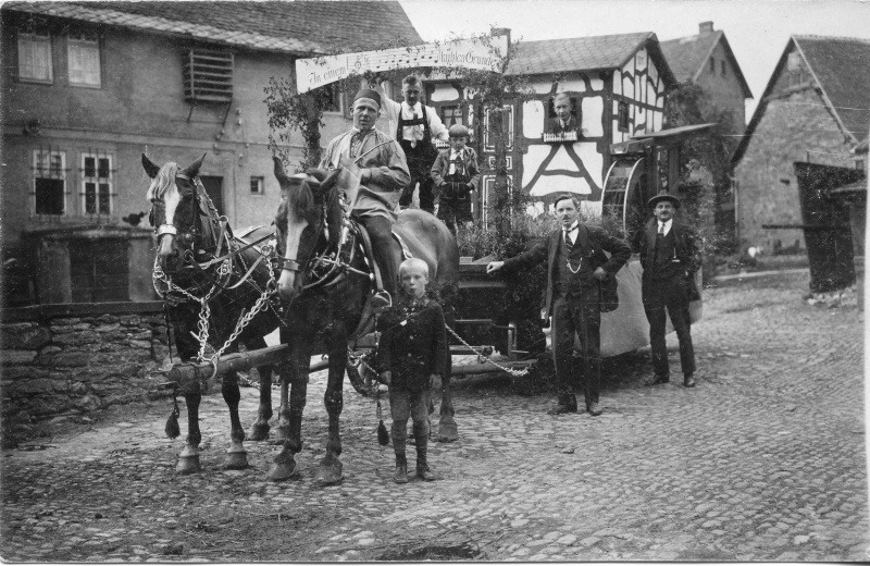 Fastnachtswagen mit Mühlenhäuschen, wohl 1910-20