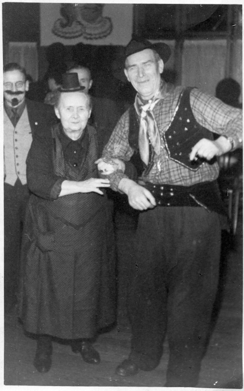 Älteres Paar zu Fasching, 1950er