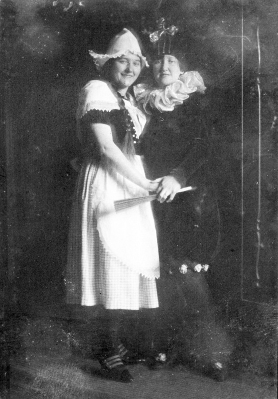 Zwei Freundinnen, Fastnacht 1926 bei Bad Homburg