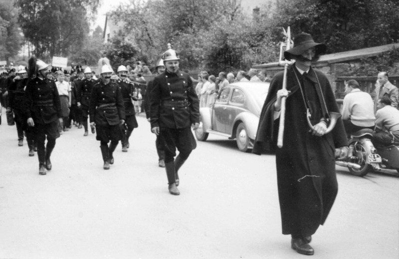 Umzug mit Schnauzbärten, wohl Bayern um 1950