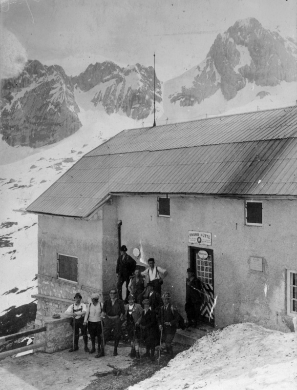 Wanderer an der Knorr-Hütte, 1922