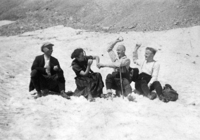 Schneeballspielchen am Alpenhang, 1922