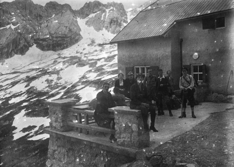 Wanderergruppe an der Knorrhütte, 1922