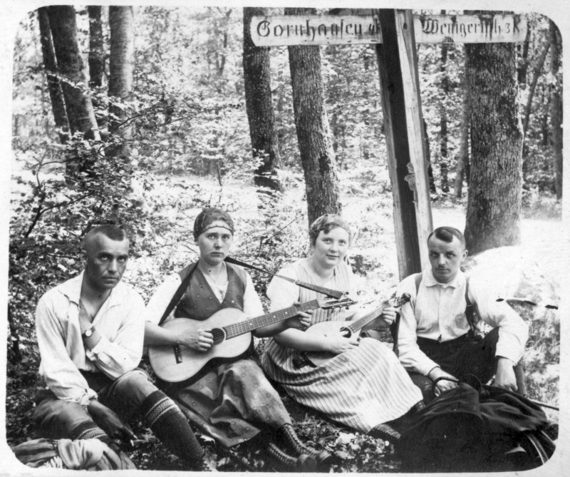 Pause mit kleinem Ständchen im Hunsrück, 1922